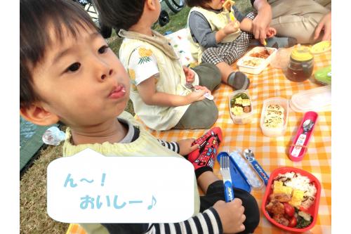 たくさん体を動かして遊んだ後は<br>待ちに待った「<span style='color:#ffbc7a;'>おべんとう</span>」です<span style='color:#ff00ff;'>♡</span><br><br><span style='color:#00ff00;'>芝生</span>の上にシートを広げて<br>「おにぎりはいってるー<span style='color:#ff7a7a;'>♪</span>」<br>「ウインナーもあるよ!」と<br><span style='color:#ffa042;'>お弁当</span>の中身を披露してくれました(<span style='color:#ff7aff;'>*</span>^^<span style='color:#ff7aff;'>*</span>)<br>
