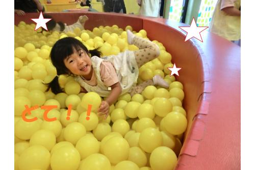 <span style='color:#ff7aff;'>赤ちゃんゾーン</span>では滑り台を滑ったり<br>小さめのボールプールで遊びました。<br><br>ここでは先生たちと<span style='color:#bc7aff;'>ゆったり</span>関わることができ、<br><span style='color:#75ffba;'>ぬいぐるみ</span>や<span style='color:#7aff7a;'>音が鳴るおもちゃ</span>で<br>楽しみましたよ<span style='color:#ffbc7a;'>(^_^)</span><span style='color:#7f00ff;'>♪</span>