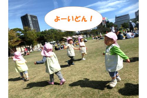 食後の後は<span style='color:#00ff00;'>芝生</span>でおいかけっこ<span style='color:#ffff00;'>★</span><br><span style='color:#bc7aff;'>とんぼ</span>も遊びに来て一緒に「よーいドン<span style='color:#bc7aff;'>!</span>」を<br>楽しみました<span style='color:#ff7a7a;'>(^_^)</span><br><br>帰りのバスの中では「たのしかったねー<span style='color:#ff0000;'>!</span>」<br>「またいきたいな~」と子供たちから<br><span style='color:#ff7abc;'>嬉しい言葉</span>が聞こえてきました<span style='color:#ff7aff;'>♪</span><br><br>もちろん遊び疲れて<br><span style='color:#00ffff;'>ぐっすり眠る</span>子供の姿も…<span style='color:#ff7abc;'>(笑)</span><br><span style='color:#ff7f00;'>秋の遠足</span>の<span style='color:#ff7aff;'>楽しい思い出</span>がまた一つ増えました<span style='color:#ffff00;'>★</span><br><br>次回の<span style='color:#7aff7a;'>ブログ</span>もお楽しみに<span style='color:#ff4242;'>♪</span>