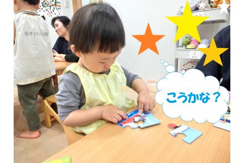 りすチームでは主に<span style='color:#00ffff;'>2~4ピース</span>の<br>パズルを使って遊んでいます(^^<span style='color:#ff00ff;'>♪</span><br><br>初めの頃は、<span style='color:#00ff7f;'>1人</span>でパズルを<br>はめることが<span style='color:#9eff3d;'>難しかった</span>子どもたち。<br><br>「<span style='color:#3d3dff;'>できない~</span>」という声が<br>よく聞こえてきましたが、、、<br><br>最近ではパズルをくるくる回して<br>こうかな?と<span style='color:#ff9b38;'>自分で考えながら</span><br>パズル遊びに<span style='color:#ff3d3d;'>挑戦</span>していますよ!<br>