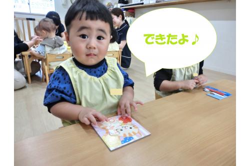 保育者の手助けがなくても<br><span style='color:#ff7f00;'>1人で</span>パズルを<span style='color:#ffff00;'>完成</span>させる姿も<br>見られるようになってきました!<br><br>完成すると「<span style='color:#ff0000;'>できた!</span>」と<br>自分で<span style='color:#9e3dff;'>拍手</span>する子も(<span style='color:#ff007f;'>*</span>^^<span style='color:#ff007f;'>*</span>)<br><br><span style='color:#ff007f;'>かわいい</span>ですね<span style='color:#ff00ff;'>♡</span>