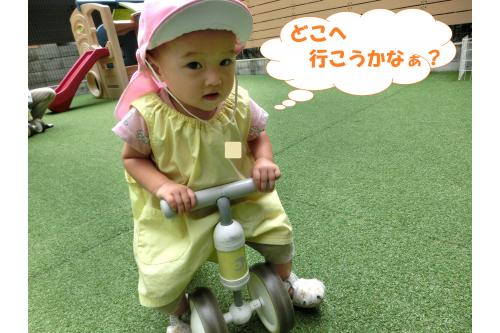 身長も<span style='color:#ff007f;'>この夏でぐーんっと伸びて</span><br>三輪車にまたがっても<br>足が届くようになりました<span style='color:#7fff00;'>♪</span><br><br>先生に押してもらって<span style='color:#0000ff;'>進んだり</span><br><span style='color:#ff7f00;'>地面を一生懸命蹴って</span>いるのに<br>なぜか後ろに下がったり…(笑)<br><br>自由自在に動けるように<br>頑張って練習中です!<br>