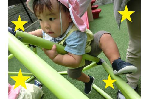 お兄ちゃん、お姉ちゃんの<br>真似をして<span style='color:#ff7f00;'>登ってみたり!</span><br><br>高いところに行きたい!と<br><span style='color:#7f00ff;'>全身を使って登っていく姿</span>が<br>とってもかっこいいです<span style='color:#ffff00;'>★</span><br><br>日々お友だちの刺激を受けて<br><span style='color:#ff007f;'>「チャレンジしたい!」</span>の<br>気持ちがたくさんの子どもたち。<br><br>これからもチャレンジを<br>見守り<span style='color:#0000ff;'>たくさんの成長</span>を<br>見届けることができたらなと<br>思います!<br><br>また、次回のブログもお楽しみに<span style='color:#ffff00;'>★</span>