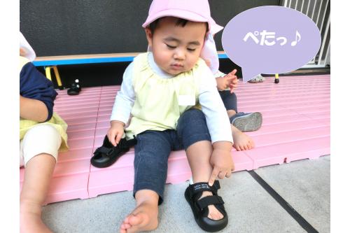 靴が履けたら~<br><br><span style='color:#7f00ff;'>ぺたっ!</span><br><br><span style='color:#00ffff;'>指先</span>を使ってマジックテープを<br>自分で<span style='color:#4c4cff;'>くっつける</span>こともできるんです!<br>