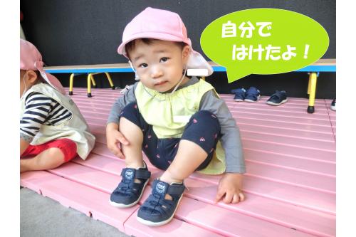 今までは、保育者が靴を履く時<br>お手伝いをしていましたが<br><span style='color:#ff3dff;'>自分で履ける</span>ようになってくると<br><br>「<span style='color:#ff7f00;'>せんせい!見て!</span>」<br>「<span style='color:#00ff7f;'>できたよ!</span>」と嬉しそうに<br>伝えにきてくれます<span style='color:#ff3dff;'>♡</span><br><br><span style='color:#ff3d3d;'>1人ででできること</span>が少しずつ<br>増えていくことに<span style='color:#3d9eff;'>成長</span>を感じますね<span style='color:#ff3d9e;'>^^</span><br><br>次回のブログもお楽しみに<span style='color:#ffff00;'>★</span>