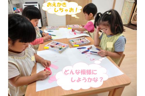 まずは<span style='color:#ff7a7a;'>とんぼのメガネ</span>作りから始めます<span style='color:#ffbc7a;'>！</span><br><br>トンボの羽に<span style='color:#7affff;'>クレヨン</span>を使って<span style='color:#bcff7a;'>模様</span>を描いたり<br><span style='color:#ff7abc;'>色を付けて</span>、<span style='color:#bc7aff;'>自分だけの</span>トンボを作ります<span style='color:#7affbc;'>(^^)</span><br><br>模様を描いた後は<br>そのまま<span style='color:#7a7aff;'>お絵描き</span>を楽しむ<br>子どもの姿も見られました<span style='color:#ff7aff;'>♬</span>