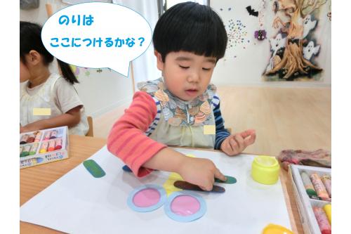 色をつけた羽は<br><span style='color:#bc7aff;'>のり</span>を使って貼っていきます(<span style='color:#ff7aff;'>*</span>^^<span style='color:#ff7aff;'>*</span>)<br>