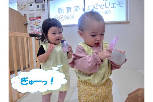 入園当初は<span style='color:#00ff00;'>初めて見るもの</span><span style='color:#ff007f;'>初めて触る物</span>には<br><span style='color:#7f00ff;'>警戒している</span>ことが多かったですが<br>最近ではいろんなものに<br>興味を示して手を伸ばすことが<br>多くなって来ました！<br><br>お友だちがしていることにも<br>興味があるようで<span style='color:#0000ff;'>「なにしてるの～？」</span>と<br>手元を覗いていることもしばしば…<br>
