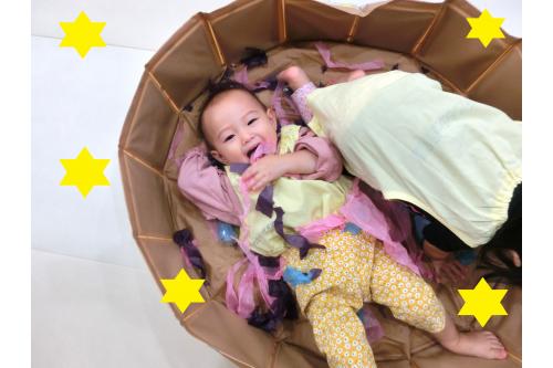 プールの中に<span style='color:#00ff00;'>千切ったお花紙</span>を入れると<br>自分で乗り越えてプールに<br>入っていましたよ<span style='color:#ffff00;'>★</span><br><br><span style='color:#ff007f;'>ダイナミックな遊び</span>も<br><span style='color:#ff7f00;'>手先を使った遊び</span>も<br>どちらも楽しめて<br>大満足の様子でした<span style='color:#00ff00;'>(^-^)</span><br><br>また、次回のブログもお楽しみに<span style='color:#ffff00;'>★</span>
