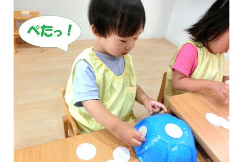 まずはみんなで<span style='color:#00ff00;'>きのこ帽子</span>作り<span style='color:#007fff;'>♪</span><br><span style='color:#7f00ff;'>「ここにつけよ~!」</span><br><span style='color:#ff7f00;'>「どう?できてる?」</span>と<br>確認しながら上手に作ることができました。<br>
