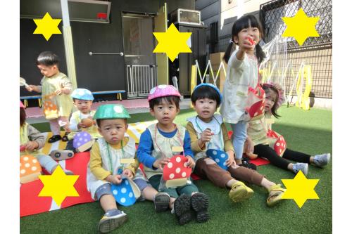 バックいっぱいにきのこを入れて<br><span style='color:#0000ff;'>「楽しかったね」</span>と<br>たくさんお話してくれましたよ<span style='color:#00ff7f;'>♪</span><br><span style='color:#7f00ff;'>「秋に旬のきのこみんなでたくさんたべようね」</span>と<br>伝えると元気いっぱいに<br><span style='color:#ff7f00;'>「はーい!」</span>と<br>お返事してくれました。<br><br>これからも様々な旬を<br>知っていける機会を<br>持てるようにしていきたいです<span style='color:#ff00ff;'>(^-^)</span><br><br>また、次回のブログもお楽しみに<span style='color:#ffff00;'>★</span>