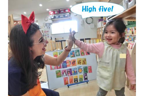 まずはいつも通りのlesson!<br><br><span style='color:#ff007f;'>「Hello!」</span>と<br>挨拶して早速start<span style='color:#ffff00;'>★</span><br>お名前を呼ばれると<br><span style='color:#0000ff;'>「me!」</span>とお返事も上手に<br>できるように<br>なってきましたよ<span style='color:#7fff00;'>(^-^)</span>