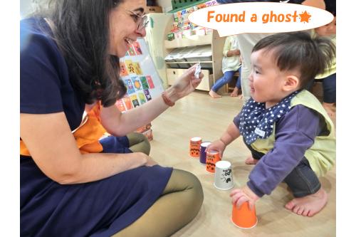 Jack o lanternやGhostを<br>カップの中から探す<br><span style='color:#ff7f00;'>「Ghost and Jack o lantern in the cup」</span>では<br>「どこ~?」といいながら<br>Jack o lanternを<br>探していましたよ<span style='color:#ffff00;'>★</span>