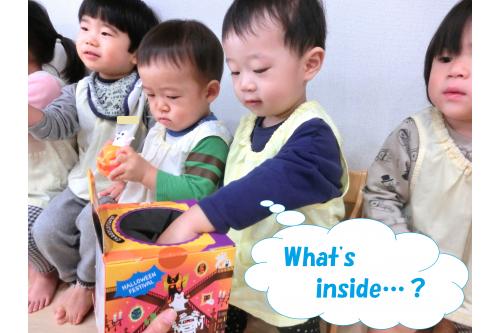 <span style='color:#0000ff;'>「Let's play with pumpkin ghosts」</span>は<br>箱の中身はなんだろな?<br>形式で遊びました!<br><br>何が入っているかわからない<br>箱の中に手を入れるのは…と<br>怖がる子もいれば<br>どんどん手を入れて<br><span style='color:#7f00ff;'>「こんなのあった!」</span>と<br>大喜びする姿も<br>見られました<span style='color:#00ffff;'>(^-^)</span>