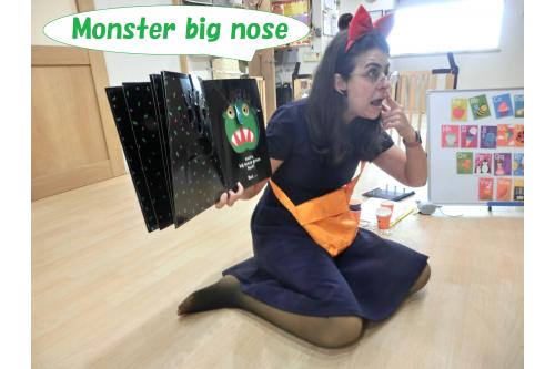 Story timeは<br><span style='color:#00ff00;'>「GO AWAY,BIG GREEN MONSTER!」</span>です★<br><br>モンスターの顔が<br>どんどん変化していく<br>絵本なのですが<br><span style='color:#7f00ff;'>目や鼻が変化</span>するたびに<br><span style='color:#ff007f;'>自分の顔をぺたぺた</span>と<br>触っていました!<br>