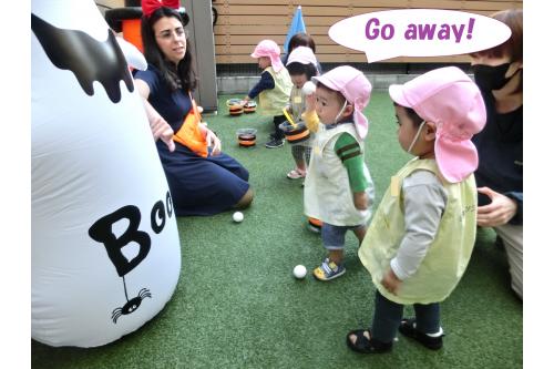園庭では<br><span style='color:#007fff;'>「Go away,Ghost and Jack O Lantern」</span>というゲームをしました<span style='color:#ffff00;'>★</span><br><br><span style='color:#7f00ff;'>「Go away!」</span>と言いながら<br>上手にボールを<br>投げることができましたよ<span style='color:#00ffff;'>(^-^)</span>