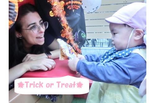 最後はEnglish teacherの待つ<br><span style='color:#00ff00;'>「Witch's house」</span>へ<br><span style='color:#ff7f00;'>「Trick or Treat」</span>と<br>言いに行きました!<br><br>お菓子を受け取ると<br><span style='color:#ff007f;'>「Thankyou」</span>という言葉も<br>うさぎチームからは自然と出てきて<br>日々の積み重ねの成果が見られます<span style='color:#ffff00;'>★</span><br><span style='color:#7f00ff;'>「今日は何するかな?」</span><span style='color:#0000ff;'>「はやくしたい!」</span>と<br>毎日楽しみにしている<br>英語レッスン!<br>これからも楽しんで<br>いけたらなと思います<span style='color:#7fff00;'>(^-^)</span><br>また、次回のブログもお楽しみに<span style='color:#ffff00;'>★</span>