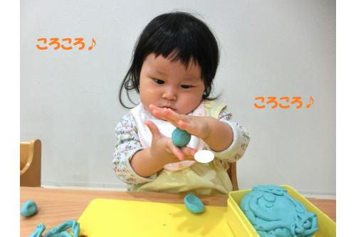 粘土が大好きな<span style='color:#ffba75;'>ひよこチームさん</span>は、<br>丸めた粘土を渡すと、<br>手のひらで上手に<span style='color:#baff75;'>コロコロ♪</span><br>真剣な表情で丸めています<span style='color:#ff75ff;'>(^^♪</span>