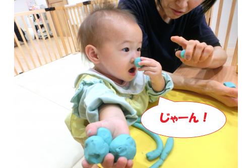 丸めた粘土を<br><span style='color:#ff75ba;'>「じゃーん！」</span>と見せてくれました<span style='color:#75ff75;'>♪</span><br>ずっと握って離さなかった粘土を<br>箱に入れて見たり<br>並べてみたり<br>積み上げたものを倒してみたり<br><br>子どもたちは自然に様々な遊び方を<br><span style='color:#ff75ba;'>発見して</span>楽しむことができたようです<span style='color:#baff75;'>(*^^*)</span>
