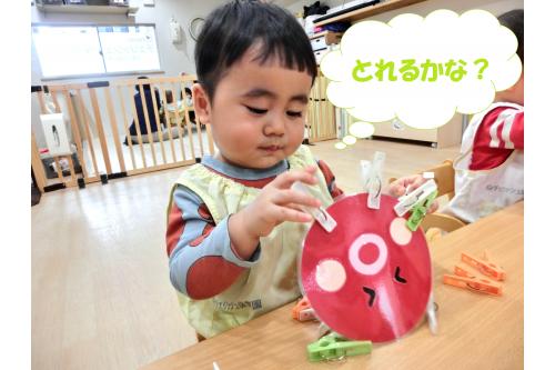 まずは、洗濯ばさみを<span style='color:#9e3dff;'>引っ張って</span><br><span style='color:#3d9eff;'>取る遊び</span>をしました(^^<span style='color:#ff3dff;'>♪</span><br><br>洗濯ばさみを<span style='color:#ff9e3d;'>器用に</span>指でつまんで<br><br><span style='color:#3dff3d;'>よいしょっ</span><span style='color:#9eff3d;'>よいしょっ</span><span style='color:#3dff9e;'>！</span><br><br><span style='color:#ff3d9e;'>一つずつ</span>引っ張って<br>取ることができていましたよ<span style='color:#ffff3d;'>★</span>