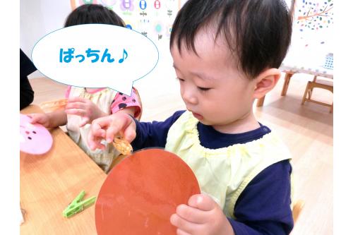 最初は洗濯ばさみを片手でつまんで<br>開くことに<span style='color:#42a0ff;'>苦戦</span>していた子どもたちですが<br><span style='color:#ff9e3d;'>コツをつかむ</span>と上手に指先に力を入れ<br><br><span style='color:#0000ff;'>ぱっちん♪</span><br><br><span style='color:#00ff00;'>短時間</span>で洗濯ばさみを使って<br>ものを<span style='color:#00ffff;'>挟めるように</span>なっていました！<br><br>子どもの<span style='color:#ff42a0;'>吸収力の速さ</span>には<br><span style='color:#7f00ff;'>驚かされる</span>ことばかりです<span style='color:#ff7f00;'>!(^^)!</span><br><br>次回のブログもお楽しみに～<span style='color:#ffff00;'>★</span>