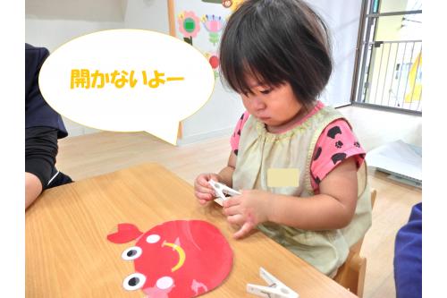洗濯ばさみの挟む方を持って<br>「<span style='color:#ff3dff;'>先生、開かない～</span><span style='color:#007fff;'>(>_<)</span>」と<br>保育者に<span style='color:#9e3dff;'>助けを求める姿も</span>(笑)<br>