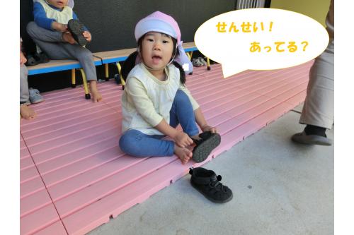 履く前に靴の<span style='color:#ffbc7a;'>左右</span>を先生に<br><span style='color:#ff7a7a;'>確認</span>したり、<br>履いた後に「あってる?」と<br>聞いたりする子どもも…<span style='color:#7abcff;'>(^_^)</span>