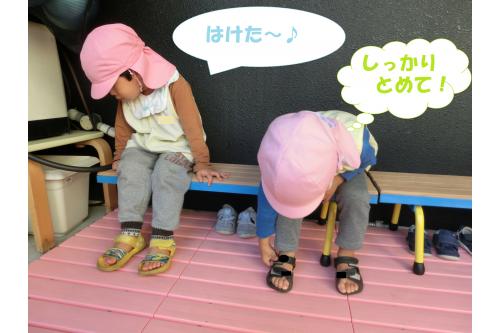 子どもたちが<span style='color:#ff7abc;'>テープ</span>を止めた後は<br>先生が<span style='color:#7abcff;'>最後にチェック</span>します<span style='color:#ffbc7a;'>(笑)</span><br>靴を履くことにも慣れてきて、<br><span style='color:#7affbc;'>スムーズ</span>にできるようになってきました<span style='color:#ffff00;'>★</span>