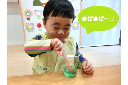 まずは、スライムの<span style='color:#7f00ff;'>材料</span>を<br><span style='color:#00ff00;'>コップ</span>に入れて混ぜました!<br><br><span style='color:#00ffff;'>スライムの色</span>は<br>子どもたちが<span style='color:#ff7f00;'>好きな色</span>を<br>選びましたよ(<span style='color:#ff3d9e;'>*</span>^^<span style='color:#ff3d9e;'>*</span>)<br>