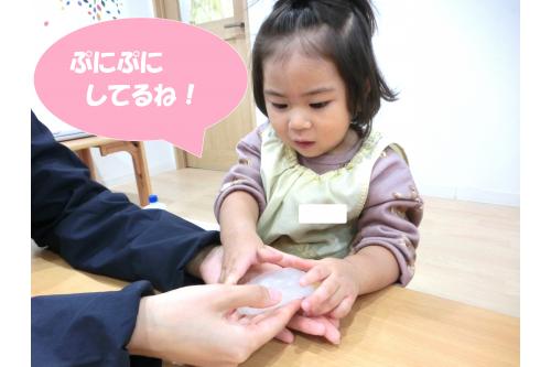 スライムを<span style='color:#7fff00;'>作る前</span>に<br>保育者が作ったスライムを<br>みんなで<span style='color:#ff7f00;'>触ってみました!</span><br><br><span style='color:#3d3dff;'>ぷにぷに</span>としている感触に<br><span style='color:#ff3dff;'>不思議そう</span>な子どもたち<span style='color:#ffff00;'>★</span><br><br>自分たちで<span style='color:#00ffff;'>スライム作り</span>をすることを<br>伝えると「<span style='color:#ff3d3d;'>やったー!</span>」と大喜び<span style='color:#3dff3d;'>!(^^)!</span>