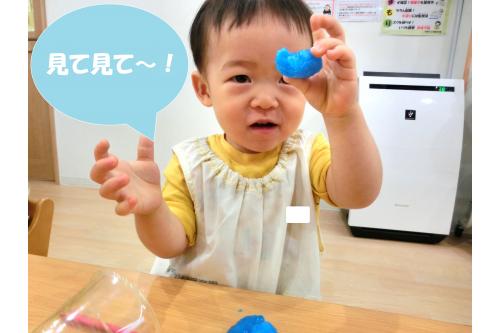 <span style='color:#ff00ff;'>じゃーん!</span><br>スライムの<span style='color:#7f00ff;'>完成</span>です<span style='color:#ffff00;'>★</span><br><br>自分たちで作り上げたことが<br><span style='color:#ff3dff;'>嬉しかった</span>ようで「<span style='color:#3d9eff;'>先生、見て~!</span>」と<br><span style='color:#ff9e3d;'>ニコニコ笑顔</span>で見せてくれましたよ(<span style='color:#ff3d9e;'>*</span>^^<span style='color:#ff3d9e;'>*</span>)<br><br>これからも子どもたちの<br><span style='color:#3d9eff;'>嬉しい気持ち</span>を<span style='color:#ff3d9e;'>一緒に共感</span>して<br>いきたいと思います<span style='color:#ff3dff;'>♡♡♡</span><br><br>次回のブログもお楽しみに~<span style='color:#ffff00;'>★</span>