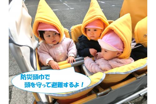 大地震があり、<span style='color:#7f00ff;'>津波が来るので避難しましょう</span>という想定での訓練を行いました！<br><br><br>まずは<span style='color:#ff007f;'>避難場所が安全か<br>避難して大丈夫か</span>保育者が確認に行きます。<br><br>安全が確認できたので<br><span style='color:#00ff00;'>防災頭巾を被ってバギーに乗って</span>避難場所に向かいました。<br><br>素早く、安全に避難できるようにするには<br><span style='color:#ff7f00;'>どうするのが最善か日々模索</span>しています。<br>