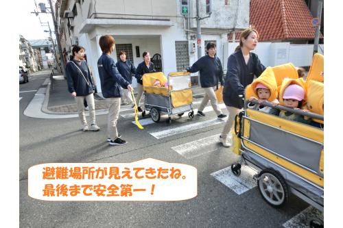 普段通り慣れた道でも<br><span style='color:#ff007f;'>災害時にはどうなっているかわからない</span>ので<br>慎重に歩かなければなりません。<br><br>どちらの方向から水があふれる可能性があるのか<br>信号機がもし消えていたら？など<br><span style='color:#00ff00;'>その時々で臨機応変</span>に動かなければと<br>考えています。<br>