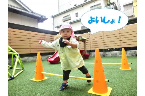 低めのバーを用意すると、<br>初めは<span style='color:#75baff;'>慎重に</span>支えを持ちながら<br>またいでいた子どもたちですが<br><br>楽しかったのか、<span style='color:#ffba75;'>何度も繰り返すうちに</span><br>手を離して<span style='color:#ff75ba;'>バランス</span>をうまくとりながら<br>またいで遊ぶようになっていました<span style='color:#baff75;'>♪</span>