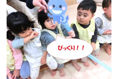 <span style='color:#ff7f00;'>忍者のポーズ</span>をして咳をしないと<br>ばい菌はみんなのお口からこんなに<br><span style='color:#00ff7f;'>遠くまで</span>飛んでくるんだよ！と<br>話を聞いていると、、、<br><br><span style='color:#9e3dff;'>ばい菌</span>が飛んできて<span style='color:#ff3d3d;'>びっくり！</span><br><br><span style='color:#3d3dff;'>口を押さえて咳</span>をしないと<br>ばい菌は<span style='color:#ff3dff;'>２メートル</span>飛ぶそうです。<br>（<span style='color:#3d3dff;'>くしゃみ</span>は<span style='color:#ff3dff;'>５メートル</span>）<br><br>園やお家でも咳をするときは<br><span style='color:#ff7f00;'>咳エチケット</span>をして<span style='color:#007fff;'>風邪</span>や<span style='color:#9e3dff;'>感染症</span>の<br>予防に努めていきましょう♪<br><br>次回のブログもお楽しみに～<span style='color:#ffff00;'>★</span>