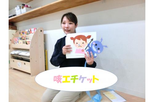 「<span style='color:#ff7f00;'>風邪を引いたら<br>何が出るかな？</span>」という<br>看護師からの問いかけに<br><br>「<span style='color:#3d9eff;'>咳！</span>」<br>「<span style='color:#3d3dff;'>鼻水！</span>」と<br><br>子どもたちは元気よく<br>答えていましたよ<span style='color:#ff3dff;'>(^^)</span>