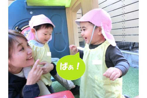 お友だちを見つけると<br>嬉しそうに「<span style='color:#7fff00;'>ばぁ！</span>」と<br><span style='color:#00ff7f;'>駆け寄っていく姿</span>が<br>とても<span style='color:#ff9e3d;'>微笑ましかった</span>です(<span style='color:#ff42a0;'>*</span>^^<span style='color:#ff42a0;'>*</span>)<br><br><span style='color:#3d3dff;'>遊びの中</span>や<span style='color:#9e3dff;'>園生活</span>の中で<br>お友だちや保育者と<span style='color:#ff3dff;'>言葉のやり取り</span>を<br>する姿が増えてきた<span style='color:#3d9eff;'>りすチーム</span><span style='color:#ffff00;'>★</span><br><br>子どもたちが発する一言一言に<br>耳を傾け、<span style='color:#ff3d3d;'>言葉のやり取りの楽しさ</span>を<br>伝えていきたいと思います<span style='color:#ff42ff;'>♡♡♡</span><br><br>次回のブログもお楽しみに<span style='color:#a042ff;'>♪</span>