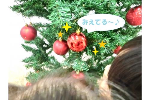 保育園でも<span style='color:#ff7a7a;'>クリスマス</span>への期待を<br>膨らませるために<span style='color:#7aff7a;'>ツリー</span>を出しました<span style='color:#7abcff;'>！</span><br>ツリーに<span style='color:#ff7aff;'>興味津々</span>の子どもたちは<br>「ツリーある～<span style='color:#bc7aff;'>♪</span>」「おうちにもあるよ」<br>と<span style='color:#ffbc7a;'>ニコニコ</span>(^_^)<br><br>よく目を凝らすと子どもたちの顔が…<span style='color:#7abcff;'>（笑）</span><br>オーナメントが<span style='color:#bcff7a;'>キラキラ</span>していて<br><span style='color:#ff7abc;'>自分の顔が映る</span>ことを発見<span style='color:#ffff7a;'>！！</span>
