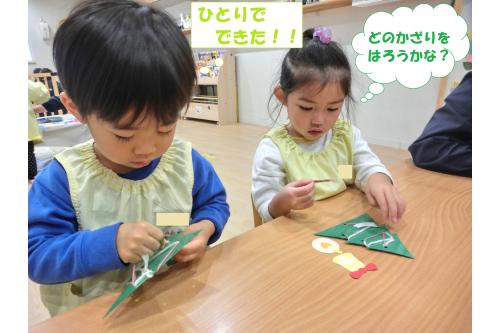 <span style='color:#7aff7a;'>ツリー</span>の観察が終わった後は<br>実際に<span style='color:#ffbc7a;'>自分たち</span>で作ってみました<span style='color:#ff0000;'>！</span><br><br>「これむずかしい！」「できたよ！」と<br><span style='color:#3838ff;'>一人</span>で挑戦<span style='color:#ff7aff;'>!</span>(^^)<span style='color:#ff7aff;'>!</span><br><br>ひも通しができたら<span style='color:#7affff;'>オーナメント</span>を<br>飾り付けしました<span style='color:#bc7aff;'>♪</span>