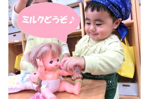 <span style='color:#ffba75;'>●ままごとコーナー</span><br><br>先生に三角巾やエプロンをつけてもらい、<br>お人形にミルクやごはんを食べさせてあげるなど<br><span style='color:#ffba75;'>ごっこ遊び</span>を楽しんでいるようでした<span style='color:#baff75;'>♪</span><br><br>異年齢児で遊べる環境ということもあり<br>うさぎチームさんの<span style='color:#ff75ba;'>楽しいアイディア</span>が広がって<br>いつもよりままごと遊びが盛り上がっていた<br>子どもたちです<span style='color:#ff75ff;'>(*^^*)</span>