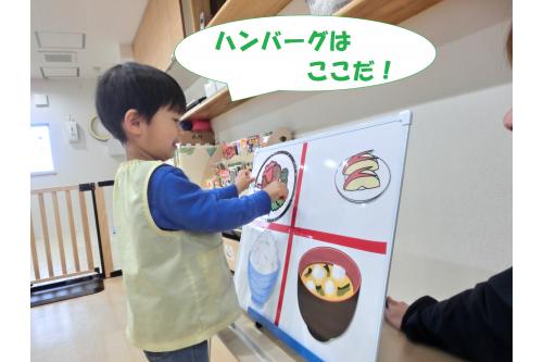 最後に<span style='color:#ff7aff;'>うさぎチーム(2歳児)</span>です<span style='color:#bc7aff;'>♪</span><br><span style='color:#7affff;'>自分で</span>考えながら「ここ!」と間違えずに<br>それぞれの<span style='color:;'>お部屋</span>に分けて<br>貼ることができました<span style='color:#ff0000;'>!!</span>