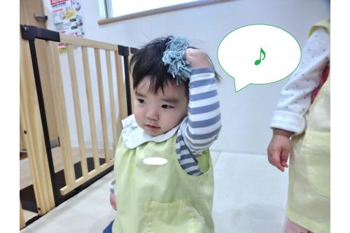 頭に乗せて、<br>頭で感触を楽しむ姿も( <span style='color:#ff1eff;'>*</span>´艸`)<br><br><span style='color:#ff75ba;'>「3.2.1!」</span>の合図で<br>「ぽーい!」とみんなで息を合わせて<br>投げるなど、<span style='color:#ba75ff;'>いろんな遊び方</span>で<br>楽しむことができました<span style='color:#ff75ff;'>♪</span><br><br>様々な素材に触れたり<br>楽しい遊び方を<span style='color:#ffba75;'>発見</span>したりして、<br>遊びを通してお友だちと<span style='color:#ff75ba;'>一緒に過ごす楽しさ</span>を<br>知ってもらえたらと思います<span style='color:#75ff75;'>(^^♪</span><br><br>次回のブログもお楽しみに<span style='color:#ff75ba;'>♪</span>