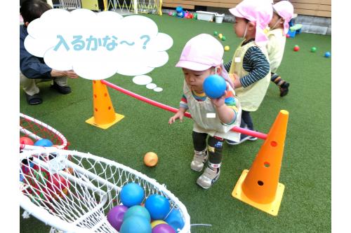 ボールを持って<br><span style='color:#ff3d3d;'>線から出ないように</span><br>頑張って腕を伸ばして、、、<br>