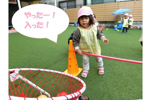 ボールがカゴの中に入ったことを<br>確認すると「<span style='color:#ff3d3d;'>やった～！</span>」と<br><span style='color:#9eff3d;'>喜ぶ姿</span>も見られました<span style='color:#3d9eff;'>＼(^^)／</span><br><br>他の子が投げている時は<br>「<span style='color:#ff9e3d;'>がんばれがんばれ！</span>」と<br>手を叩きながら<span style='color:#ff3dff;'>応援</span>している<br>お友だちもいまいたよ(<span style='color:#ff3d9e;'>*</span>^^<span style='color:#ff3d9e;'>*</span>)<br><br>体をたくさん動かして<br>寒さに負けず<span style='color:#ff3d9e;'>元気いっぱい</span>に<br><span style='color:#3dffff;'>冬を乗り切って</span>いきたいですね！<br><br>次回のブログもお楽しみに～<span style='color:#ffff00;'>★</span>