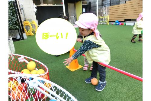 <span style='color:#00ff7f;'>ぽーい！</span><br><br>片手で上手にボールを持って<br><span style='color:#3d9eff;'>投げること</span>ができましたよ(^^<span style='color:#7f00ff;'>♪</span><br><br><span style='color:#ff7f00;'>な</span><span style='color:#ffff00;'>ん</span><span style='color:#7fff00;'>と</span><span style='color:#ff3dff;'>！</span><br><br>両手でボールを持って<br><span style='color:#ff7f00;'>２つ同時に</span>投げている子も<br>いました<span style='color:#ff3dff;'>!(^^)!</span>