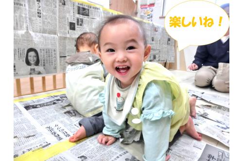 先生たちが、<br>壁や床に新聞紙を貼って準備をしていると<br>今から何が始まるのかな~と<br><span style='color:#ff2323;'>ワクワク</span>し始める子どもたち!(^^)!<br><br><span style='color:#00ffff;'>新聞紙の遊び方</span>をよく知っている子どもたちは<br>「遊んでいいよ~」と言われた瞬間、<br><span style='color:#ff3d9e;'>嬉しそう</span>に新聞紙の上を<span style='color:#ff7f00;'>ハイハイ</span>したり、<br>足で<span style='color:#7575ff;'>感触</span>を楽しんだりしいました<span style='color:#ff6bff;'>♡</span>