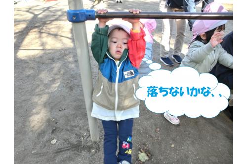 <span style='color:#ff4242;'>１学期</span>には手を伸ばしても<br>届かなかった鉄棒ですが<br><br><span style='color:#4242ff;'>２学期</span>も終盤に差し掛かると、、、<br><br><span style='color:#ff007f;'>な</span><span style='color:#ff00ff;'>ん</span><span style='color:#7f00ff;'>と</span><span style='color:#007fff;'>！</span><br><br>手が届くようになりました<span style='color:#7fff00;'>!(^^)!</span>