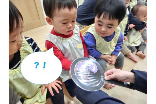 まずは、みんなの手が<br>綺麗かどうか<span style='color:#42ffa0;'>虫眼鏡</span>で<br><span style='color:#00ffff;'>チェック</span>してもらいました！<br><br>綺麗に見える手にも<br>ばい菌がいることに<br><br><span style='color:#ff0000;'>び</span><span style='color:#007fff;'>っ</span><span style='color:#00ff00;'>く</span><span style='color:#ff7f00;'>り</span><span style='color:#ffff00;'>！</span>