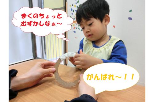 まずはドーナッツの形をした<br><span style='color:#ffbc7a;'>段ボール</span>に<span style='color:#bc7aff;'>毛糸</span>を巻き付けて<br><span style='color:#7aff7a;'>クリスマス</span>のリース作り<span style='color:#ffff00;'>★</span><br><br>簡単そうに見えますが、<br><span style='color:#7affbc;'>穴が開いている</span>ところに<br>『<span style='color:#ff75ba;'>まきつける</span>』というのが<br>なかなか難しかったようで<br>保育者と一緒に何度か挑戦しました<span style='color:#ffbc7a;'>(^^)</span>