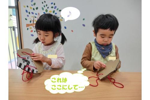 こちらは<span style='color:#ff7abc;'>ひも通し</span>!<br>普段の遊びの中で<span style='color:#ff7a7a;'>ひも通し</span>はしているので<br><span style='color:#7abcff;'>スイスイ</span>することができました(<span style='color:#ff7aff;'>*</span>'▽')<br>